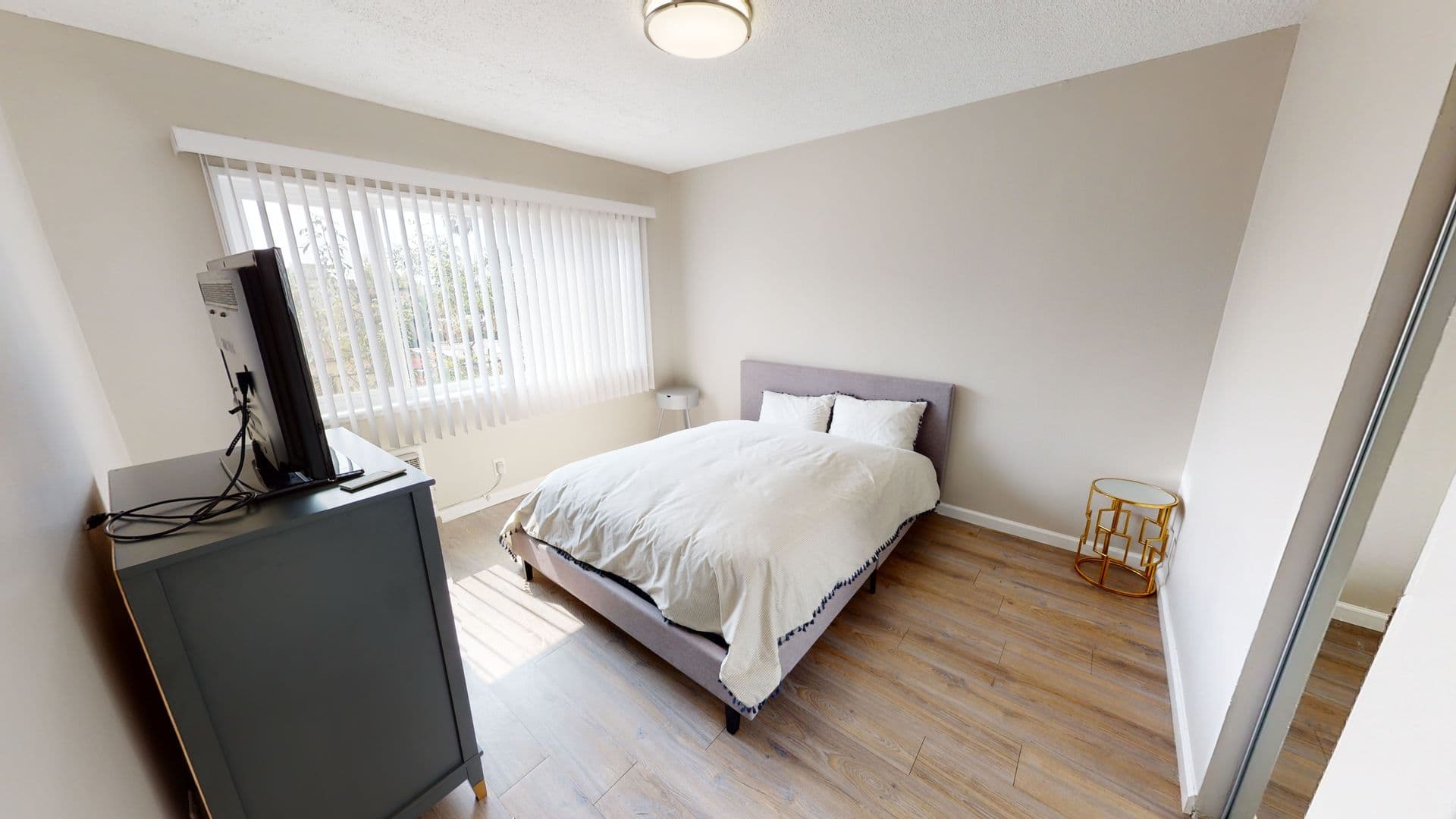 LOS ANGELES Apartment: 6520 & 6530 DE LONGPRE AVE.