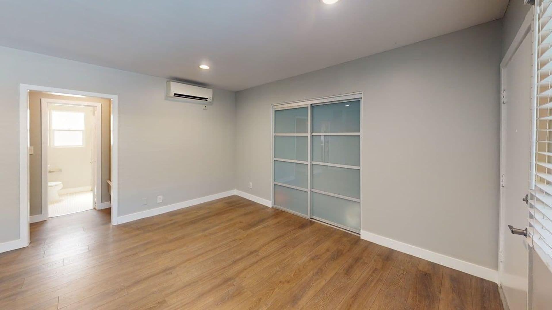 Los Angeles Apartment: 400 South Mariposa Avenue