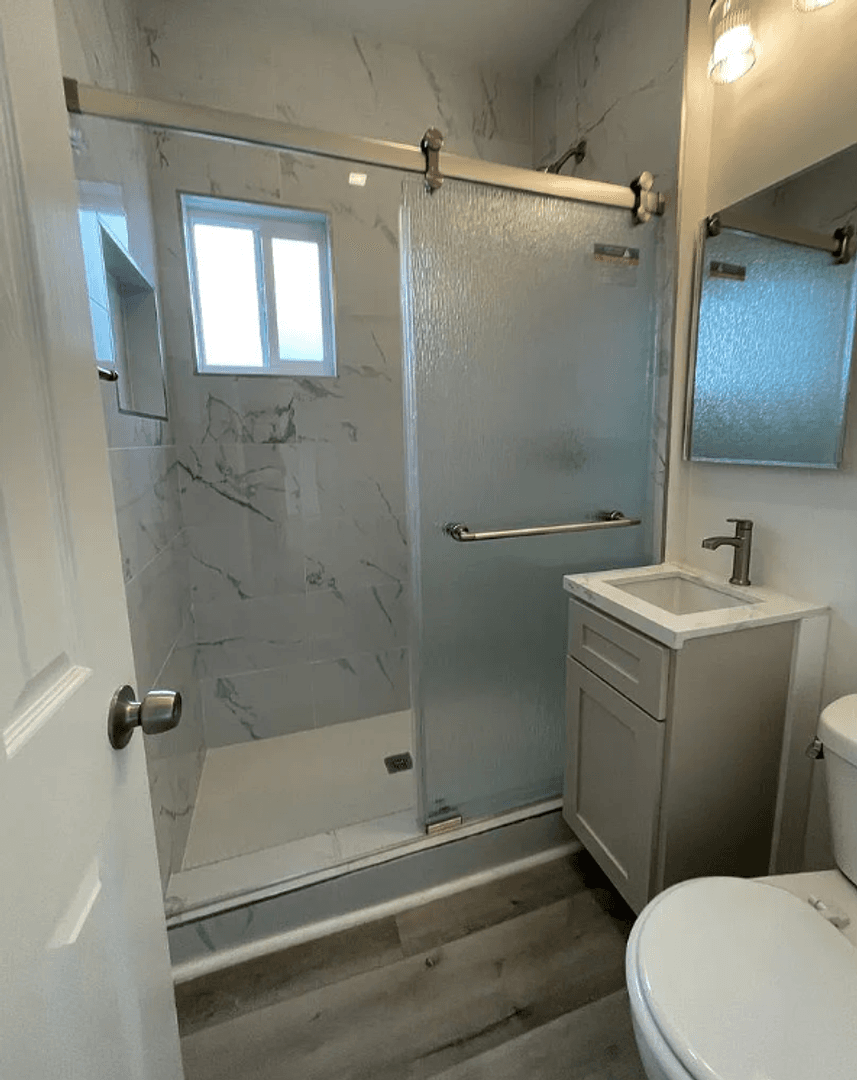 Los Angeles Apartment: 1565 South Hobart Blvd