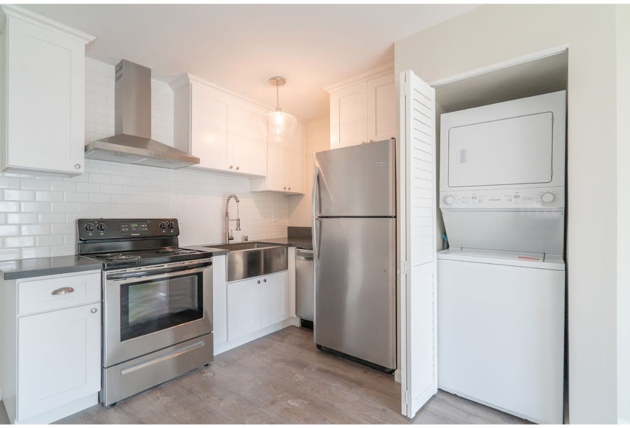 LOS ANGELES Apartment: 2155 BELLEVUE AVE.,