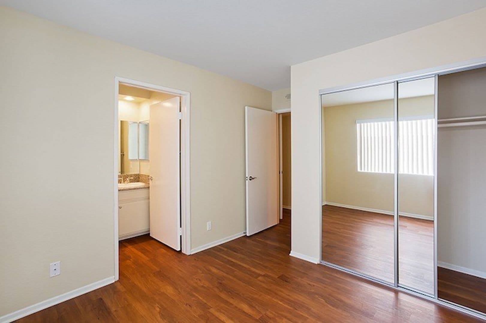 LOS ANGELES Apartment: 3974 MOORE ST.