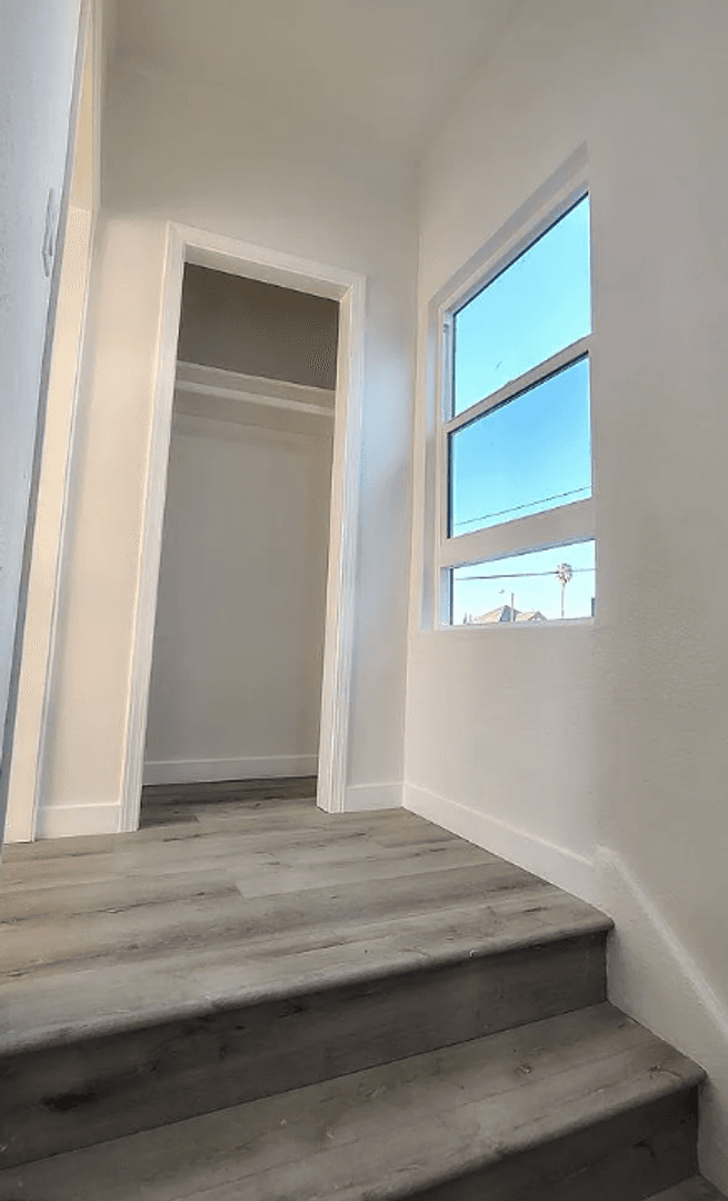 Los Angeles Apartment: 1565 South Hobart Blvd