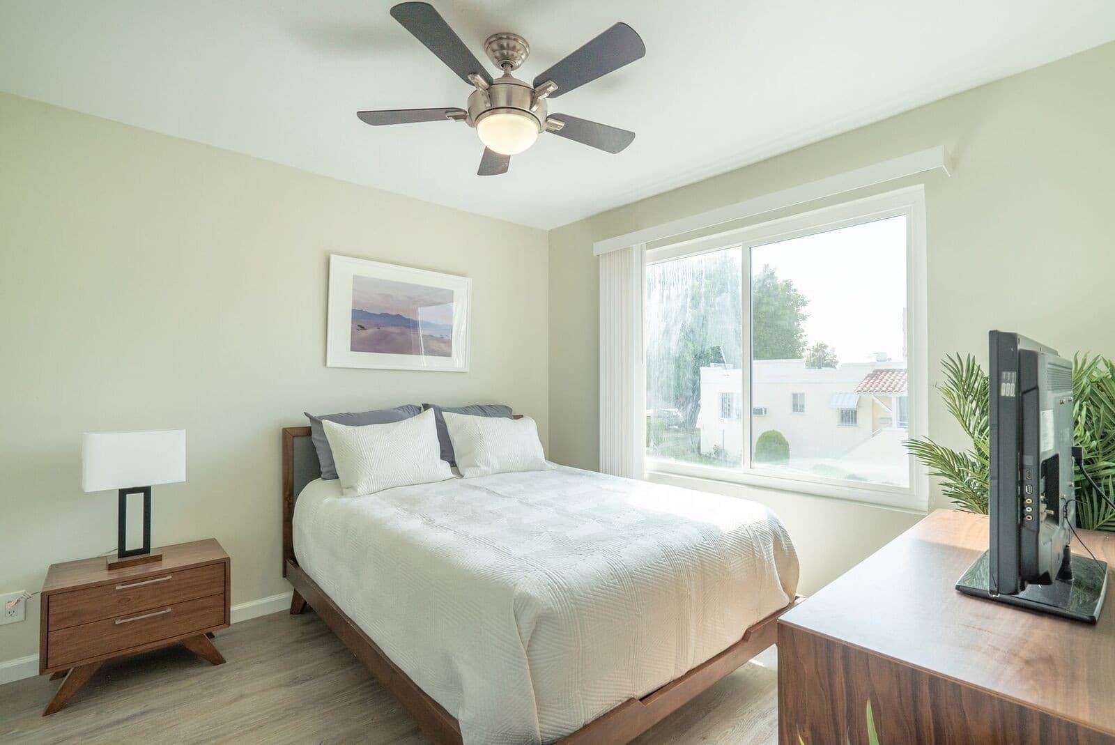 LOS ANGELES Apartment: 2155 BELLEVUE AVE.,