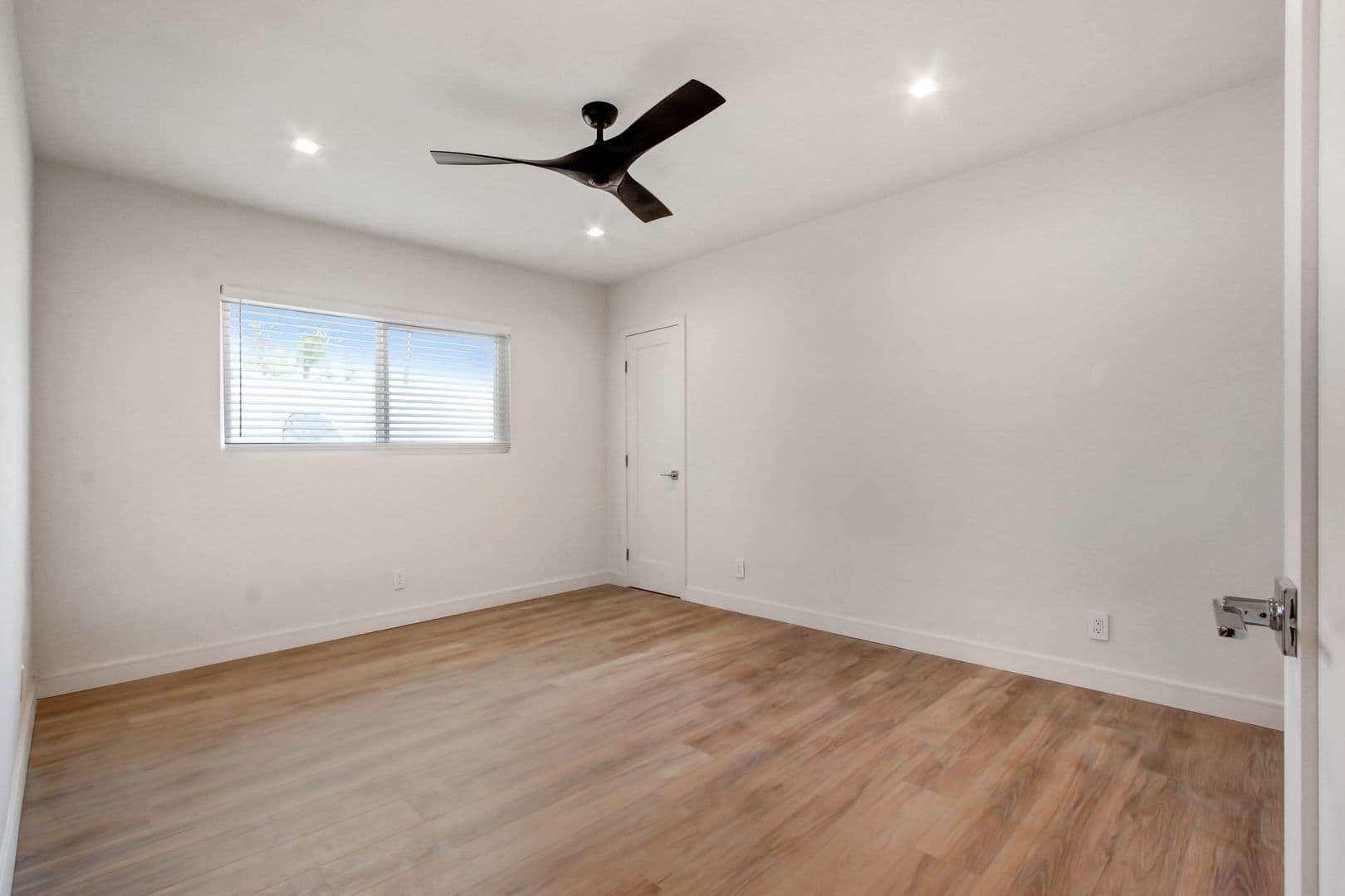 West Hollywood Apartment: 7634 Hampton Ave,