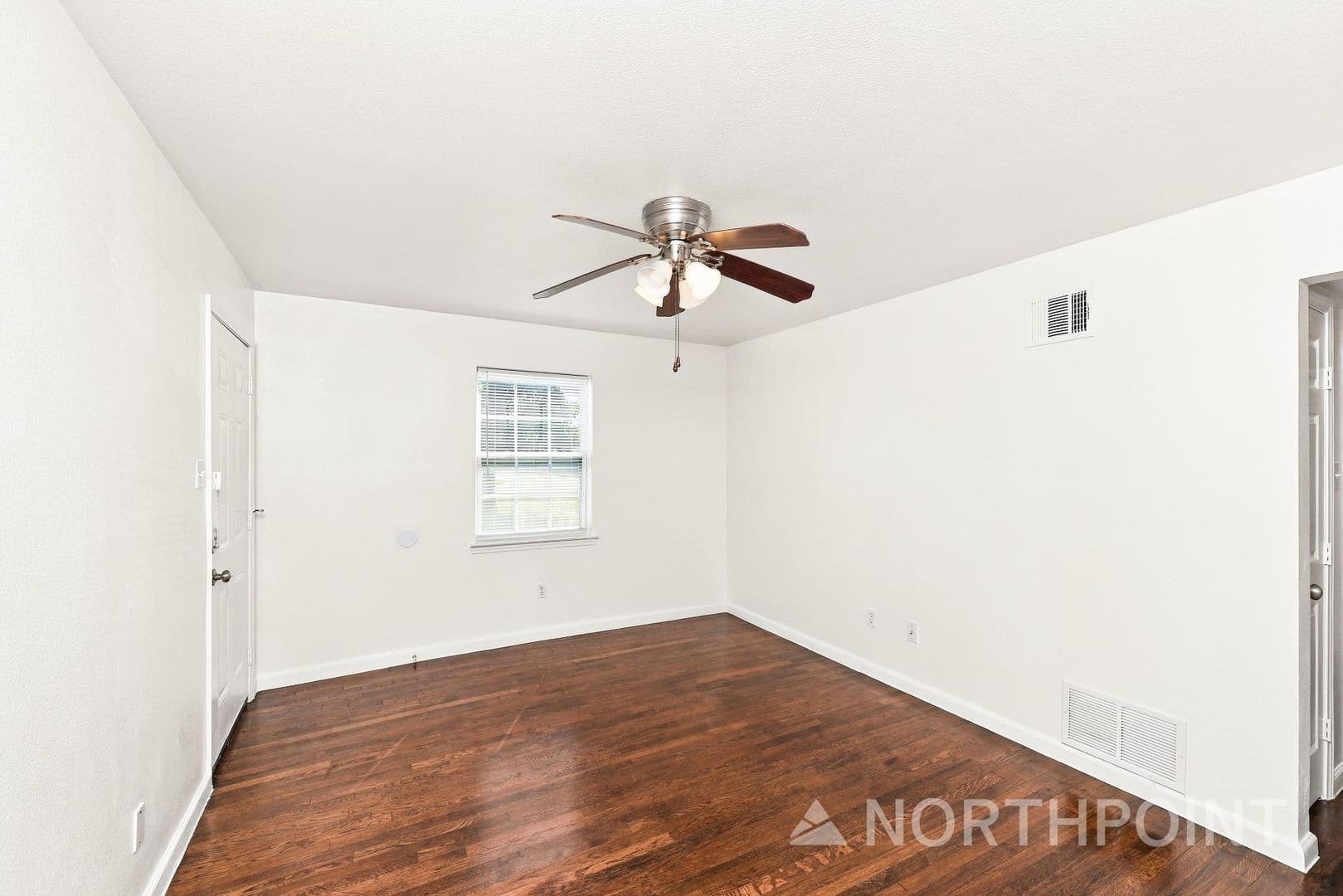 Irving Apartment: 601 E 6th St