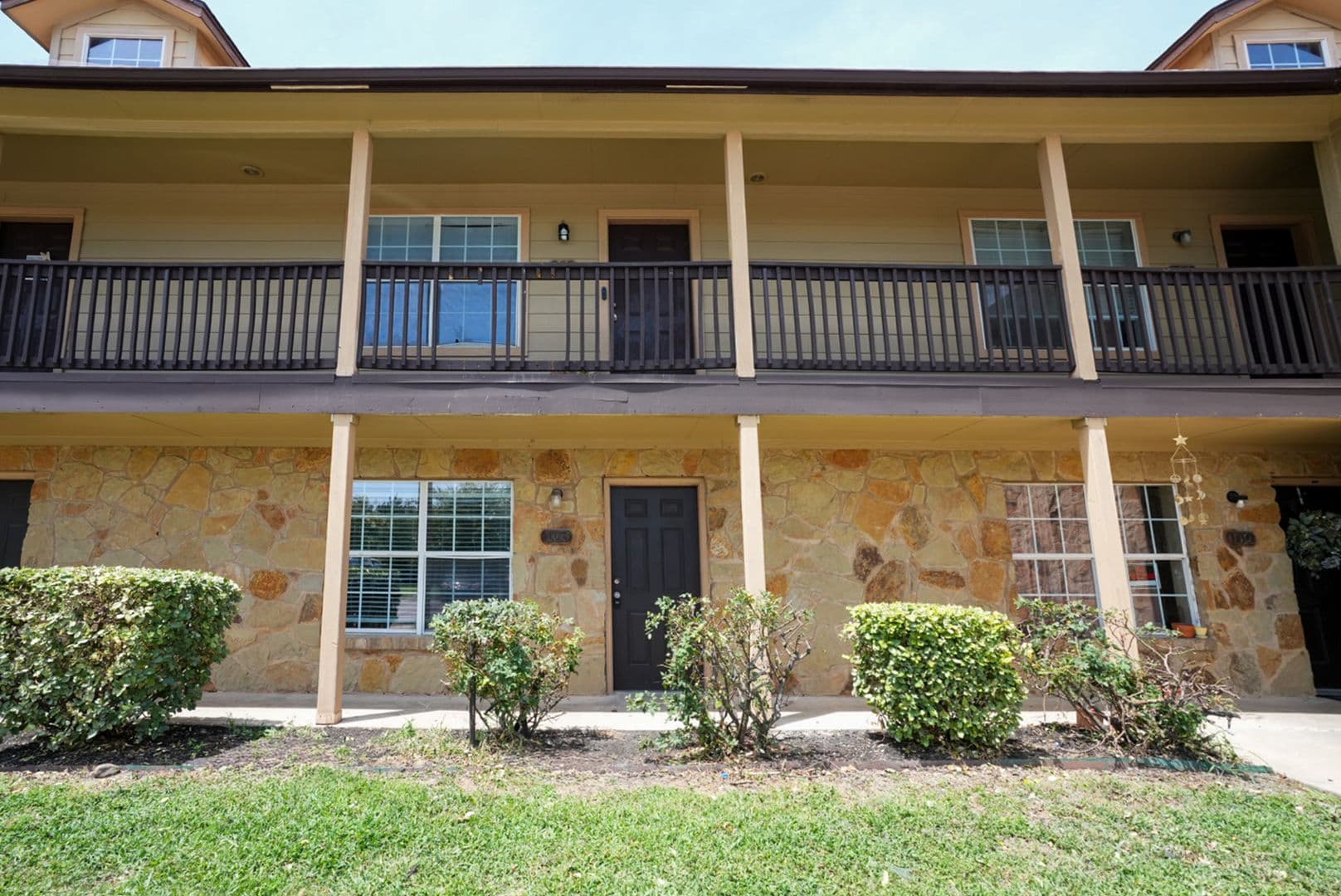 Leander Apartment: 413 Lion Dr