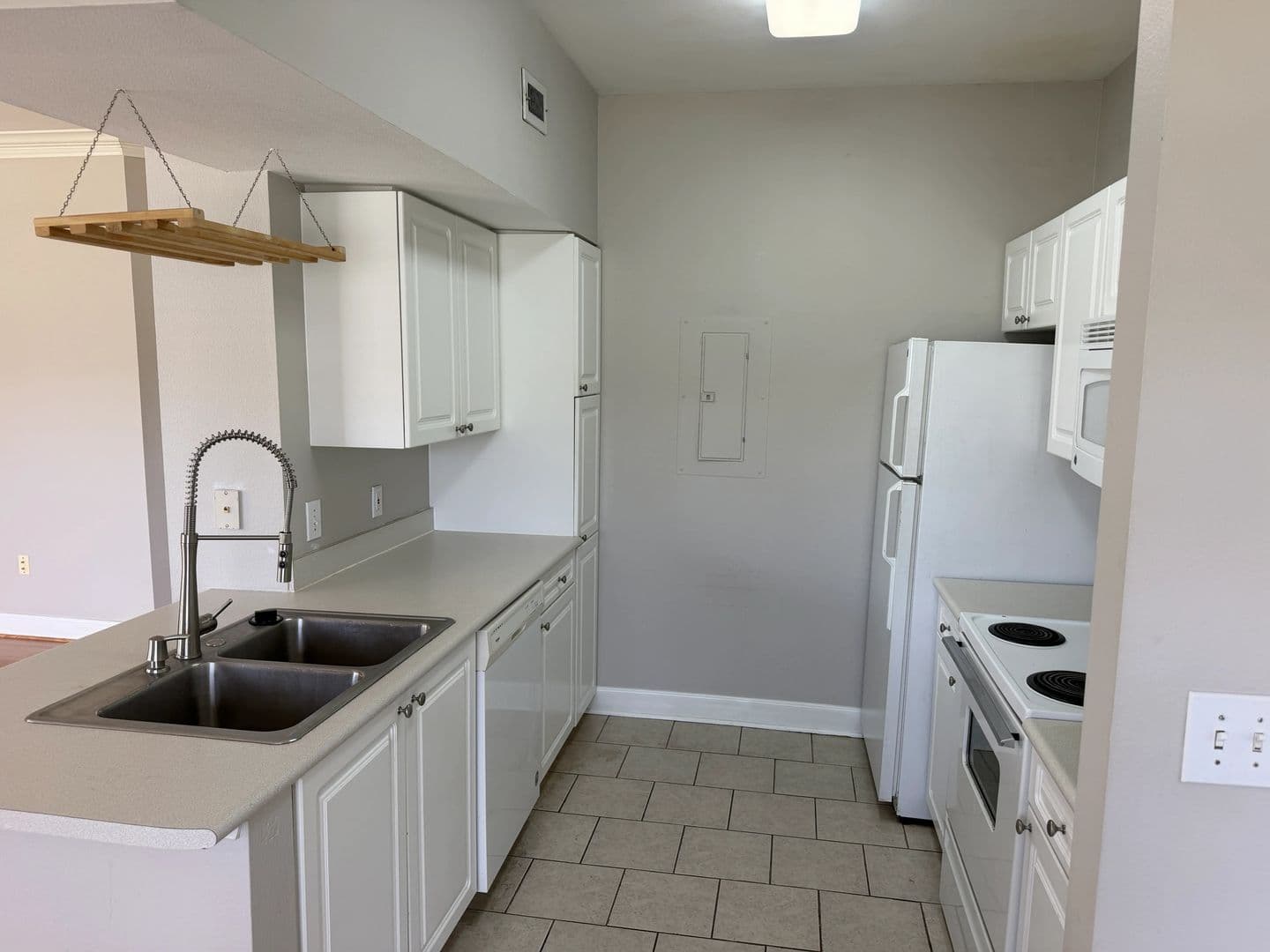 Leawood Apartment: 11620 Tomahawk Creek Pkwy Apt J
