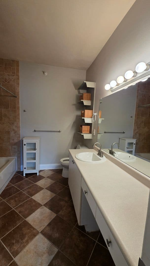 Leawood Apartment: 11620 Tomahawk Creek Pkwy Apt J