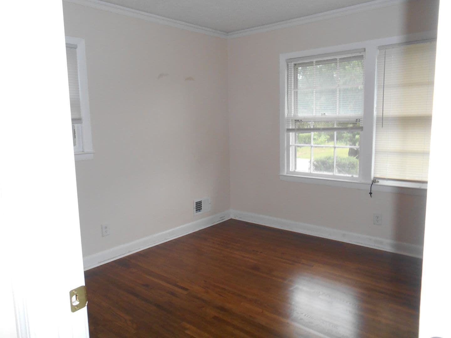 Columbia House: 1618 Carousel Cir