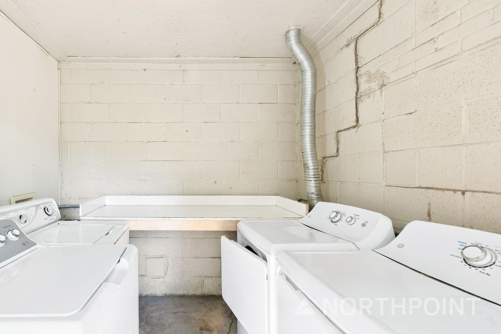 Irving Apartment: 601 E 6th St
