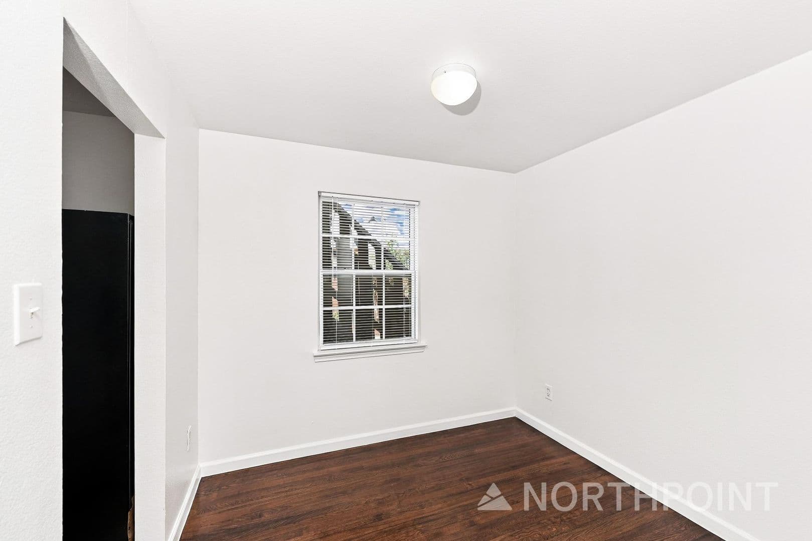 Irving Apartment: 601 E 6th St