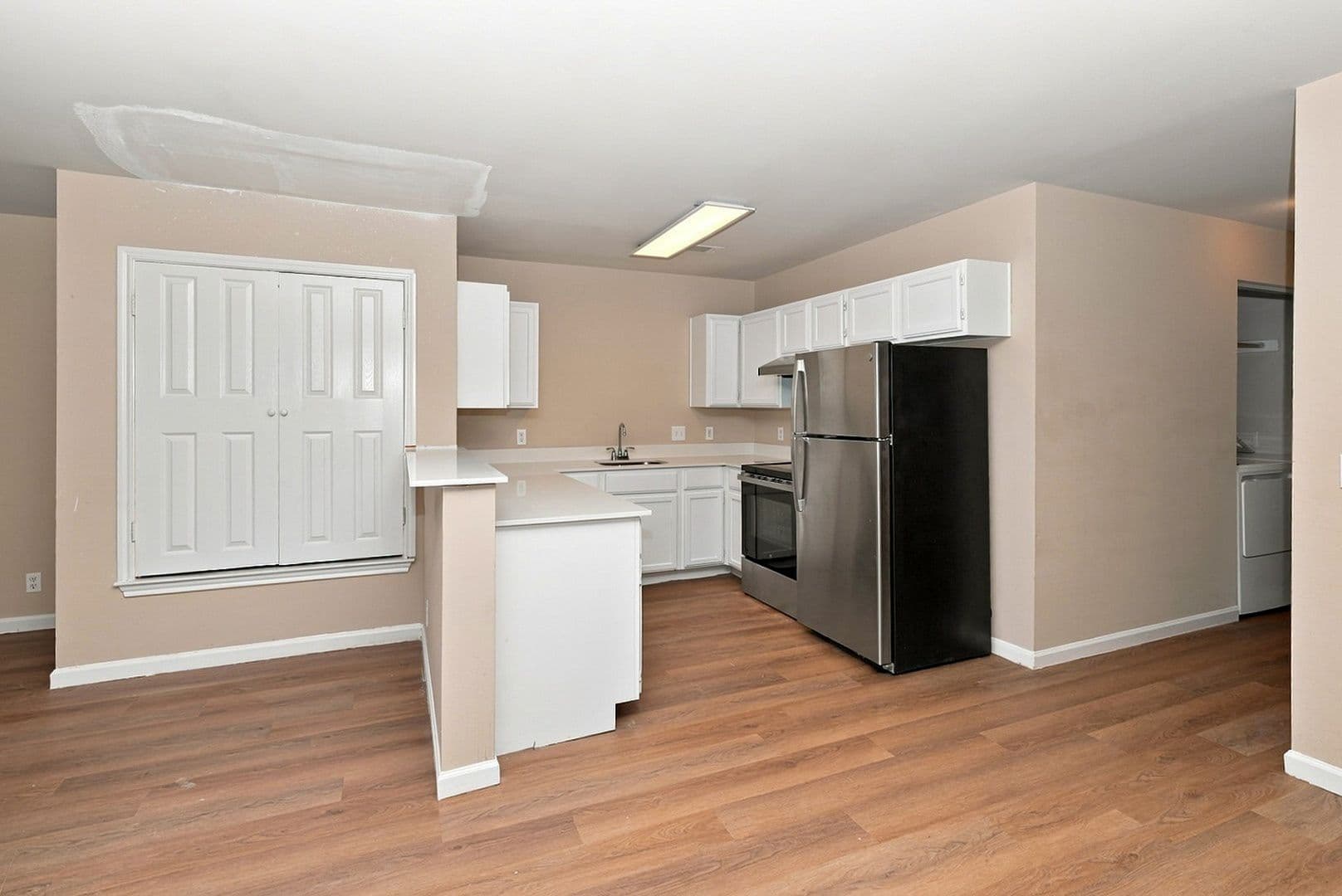 Leander Apartment: 413 Lion Dr