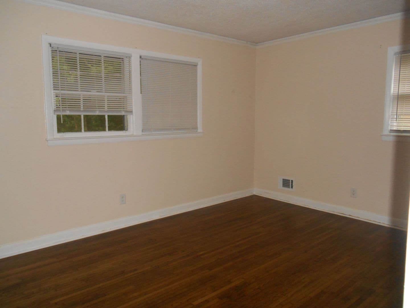 Columbia House: 1618 Carousel Cir