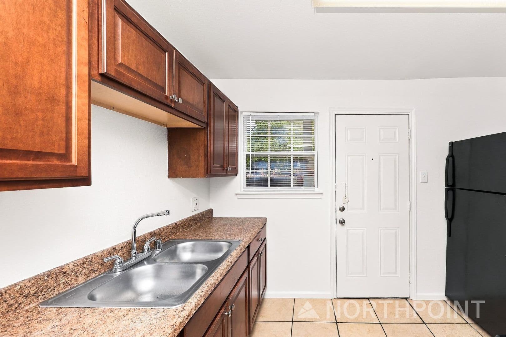 Irving Apartment: 601 E 6th St
