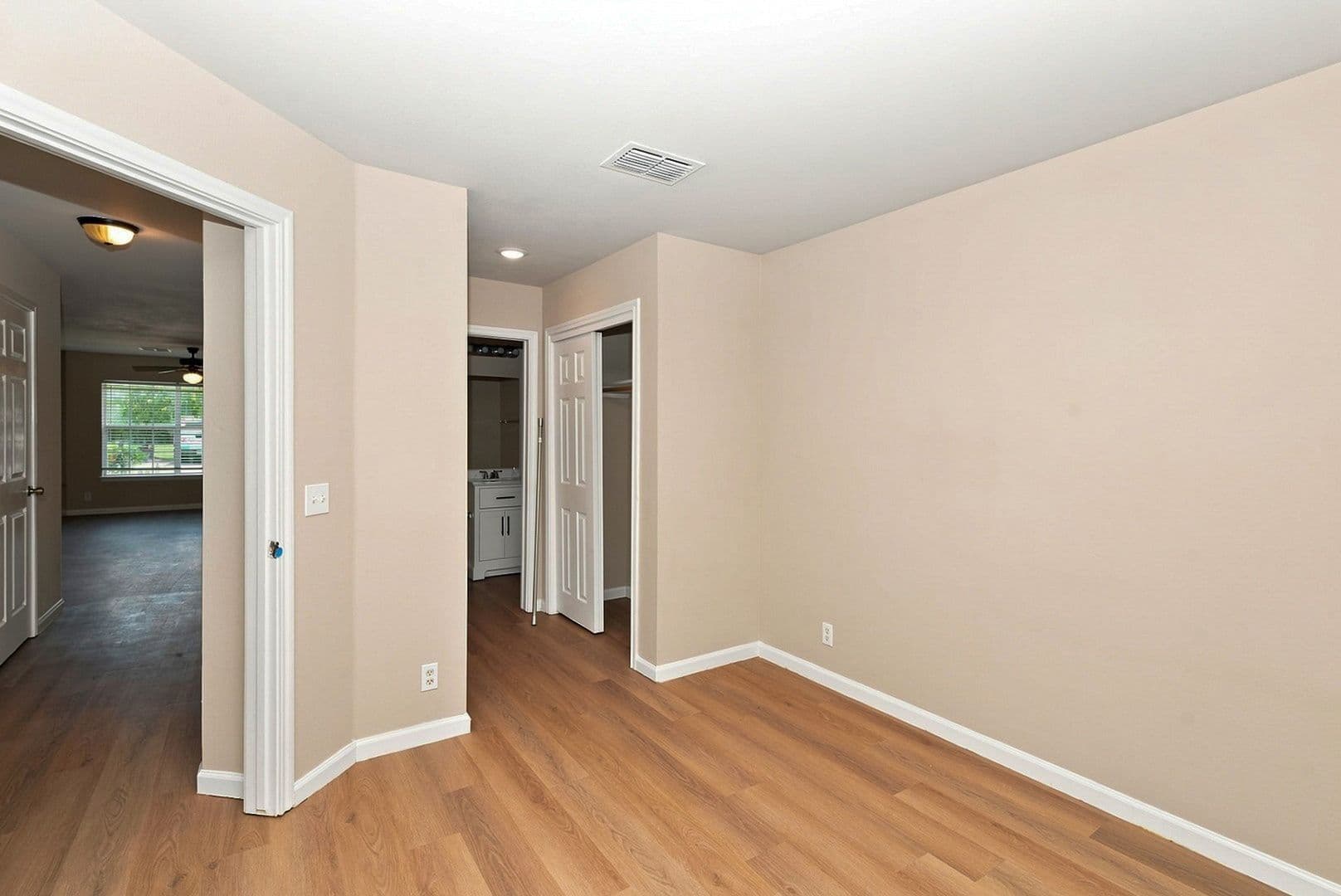 Leander Apartment: 413 Lion Dr