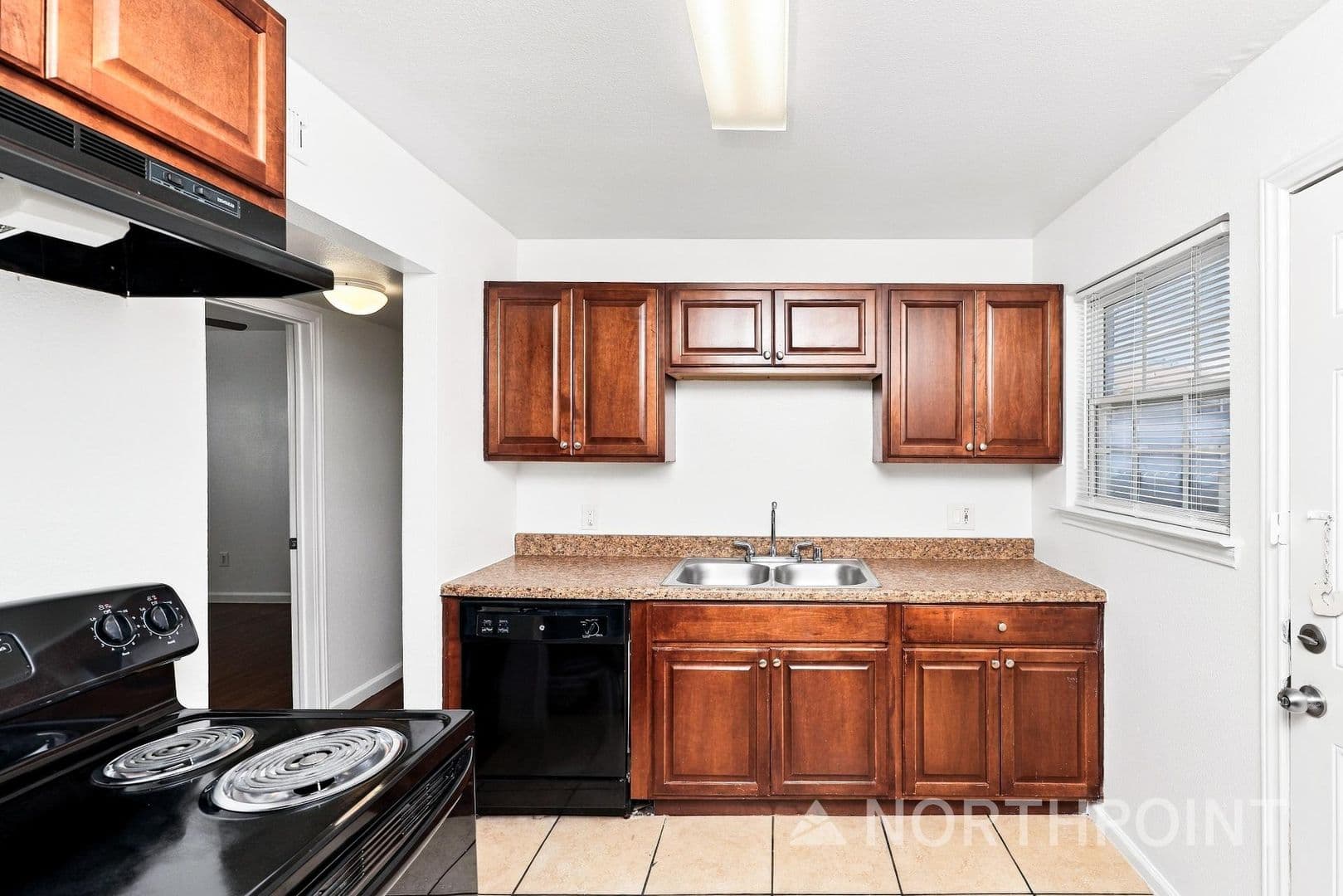 Irving Apartment: 601 E 6th St