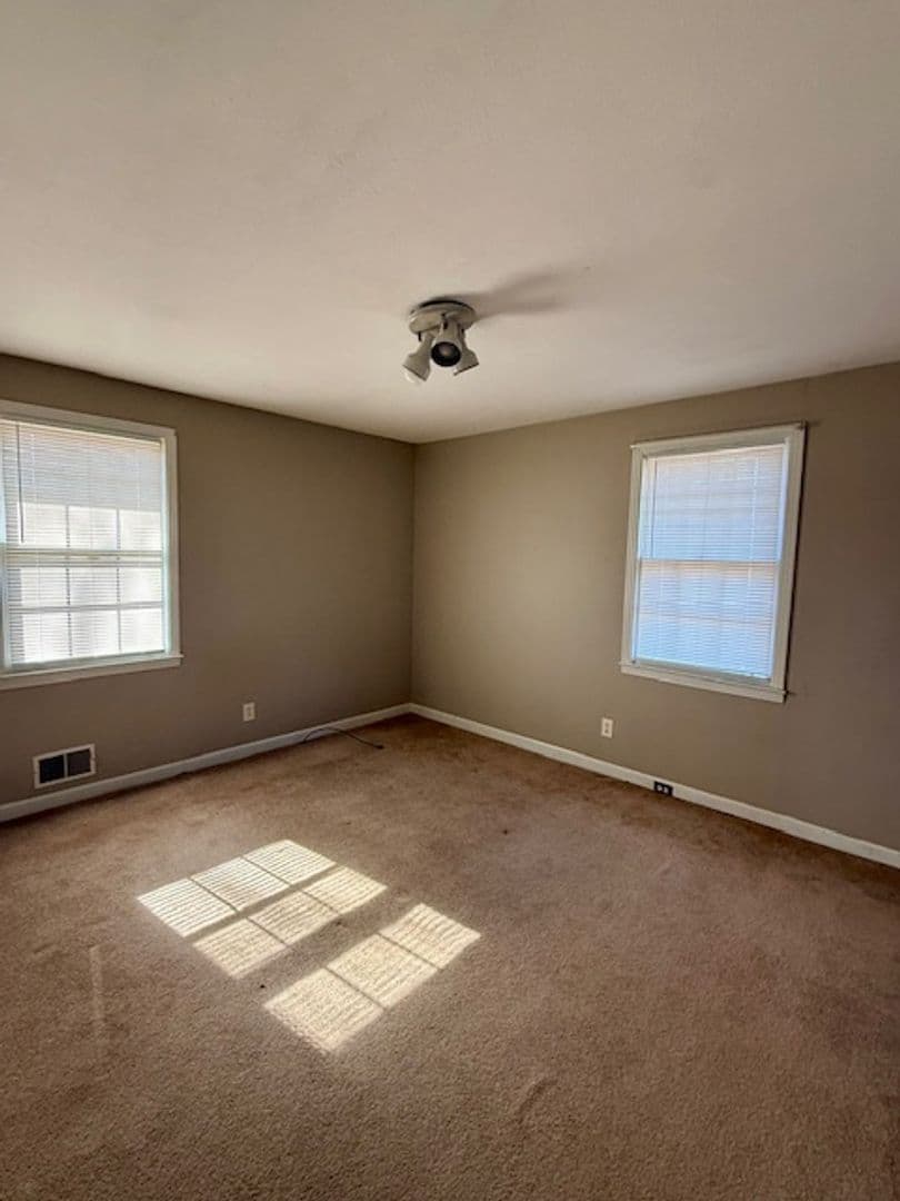 Duncan House: 1220 E Main St