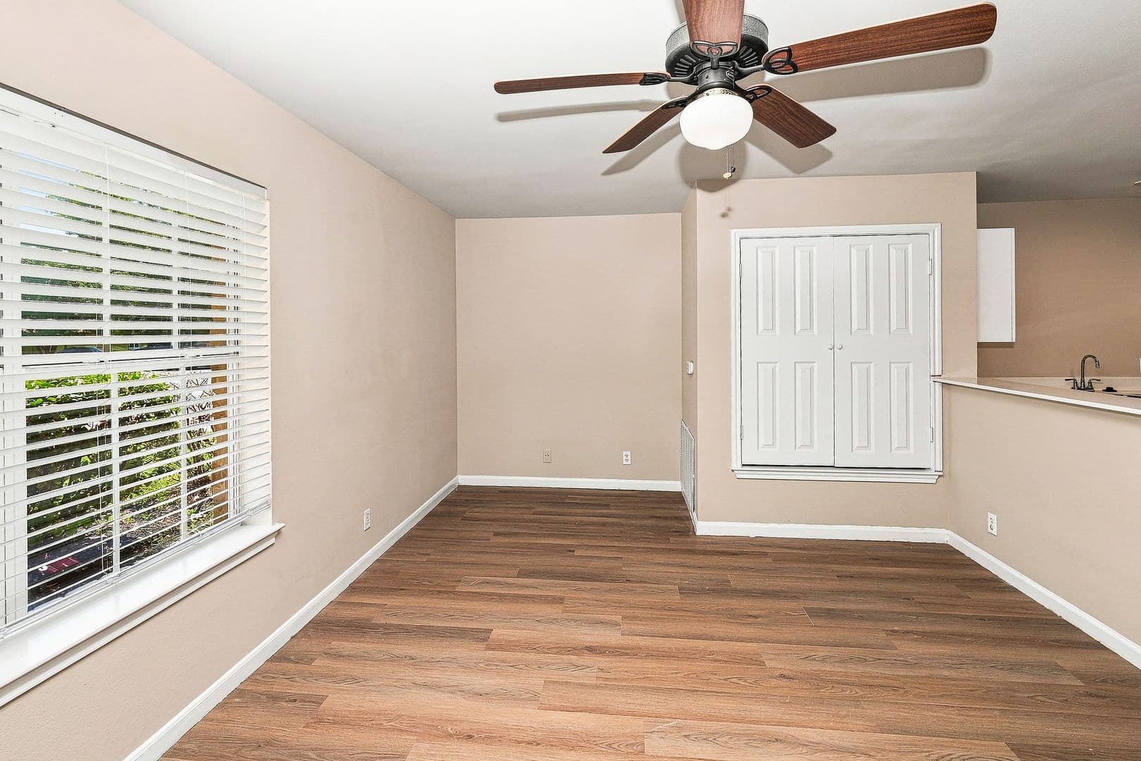 Leander Apartment: 413 Lion Dr