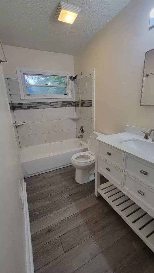 Columbia House: 1618 Carousel Cir