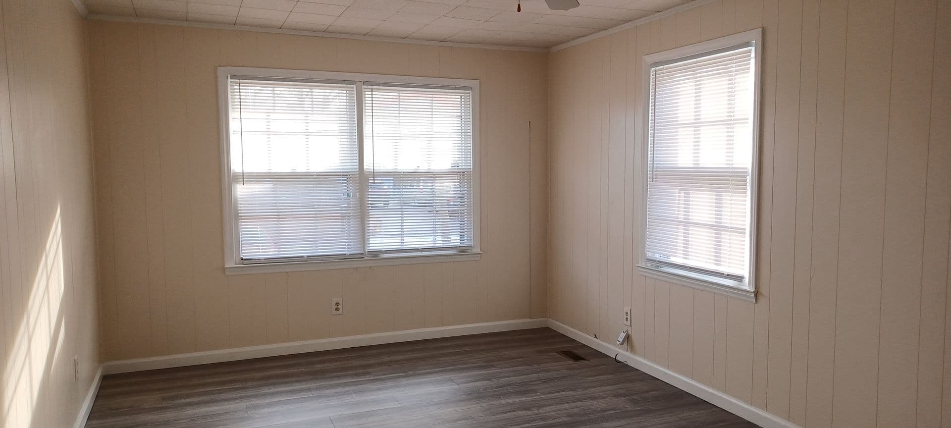 Columbia House: 1618 Carousel Cir