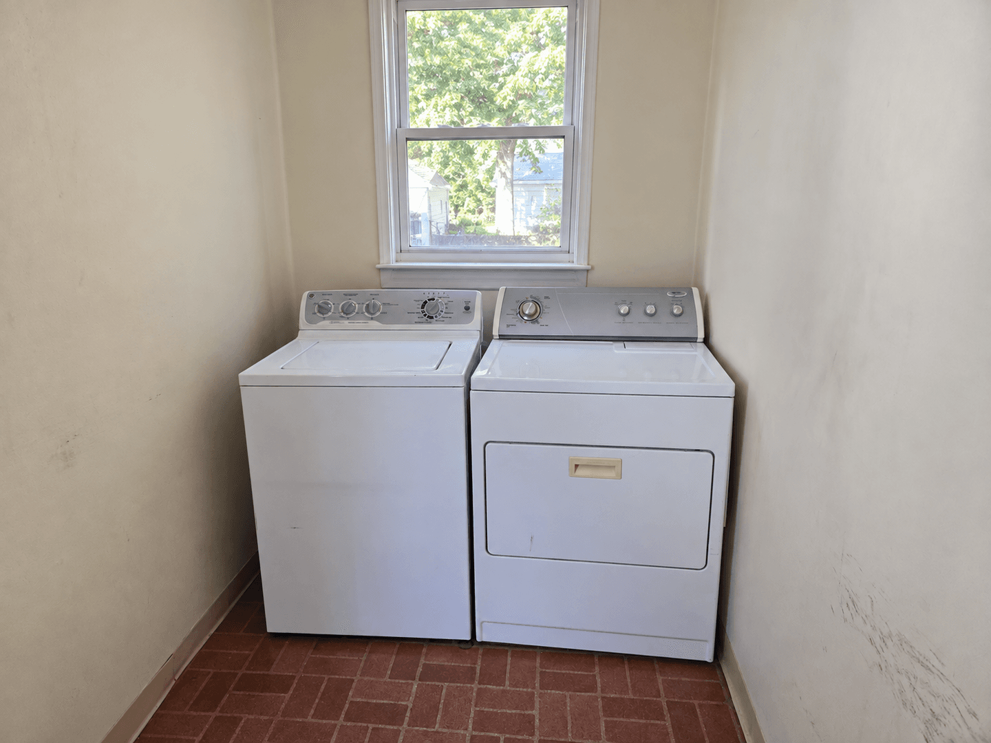 Palmyra Apartment: 126 N. Lincoln St.