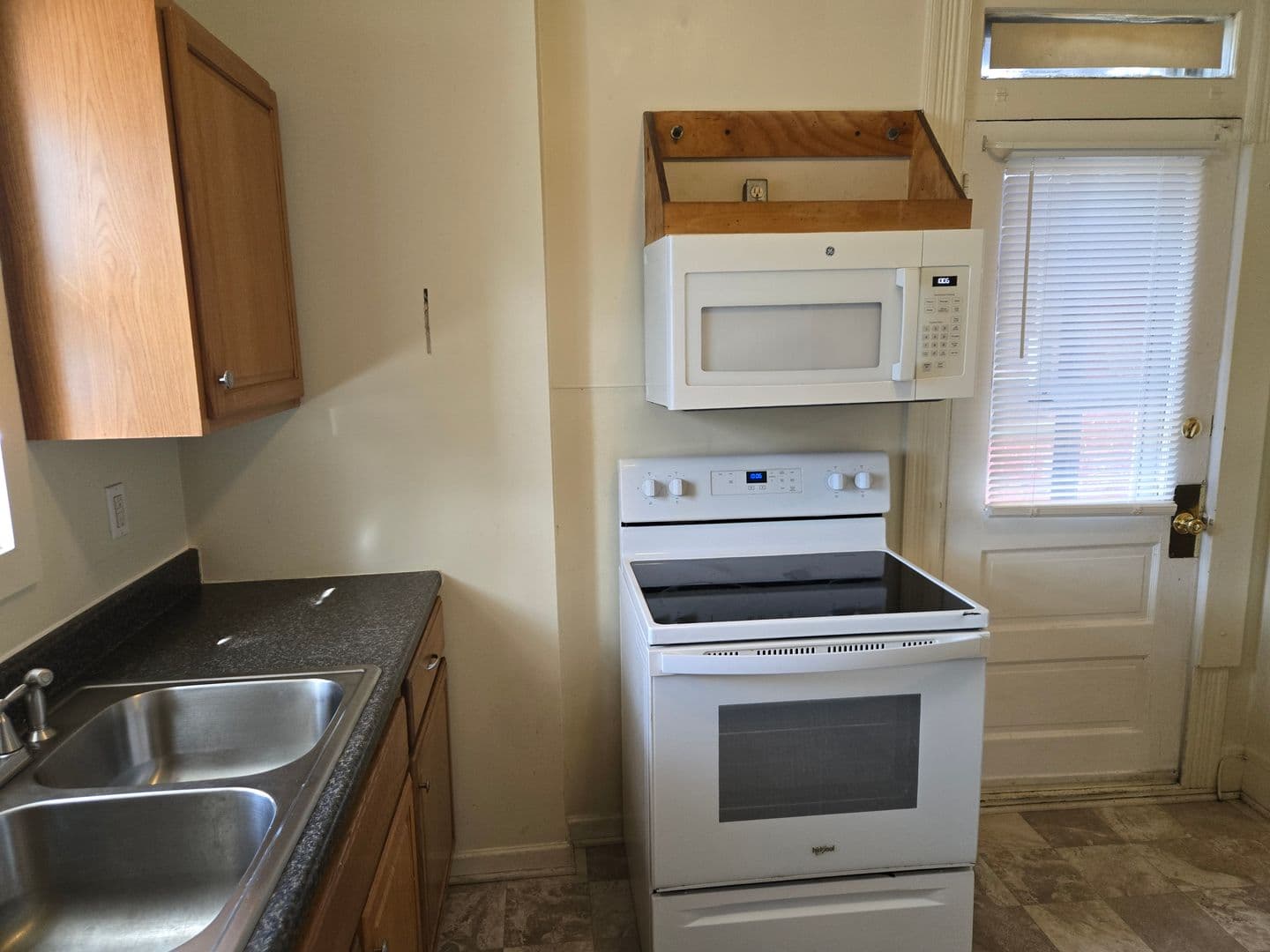 Lancaster Apartment: 684 Columbia Ave.