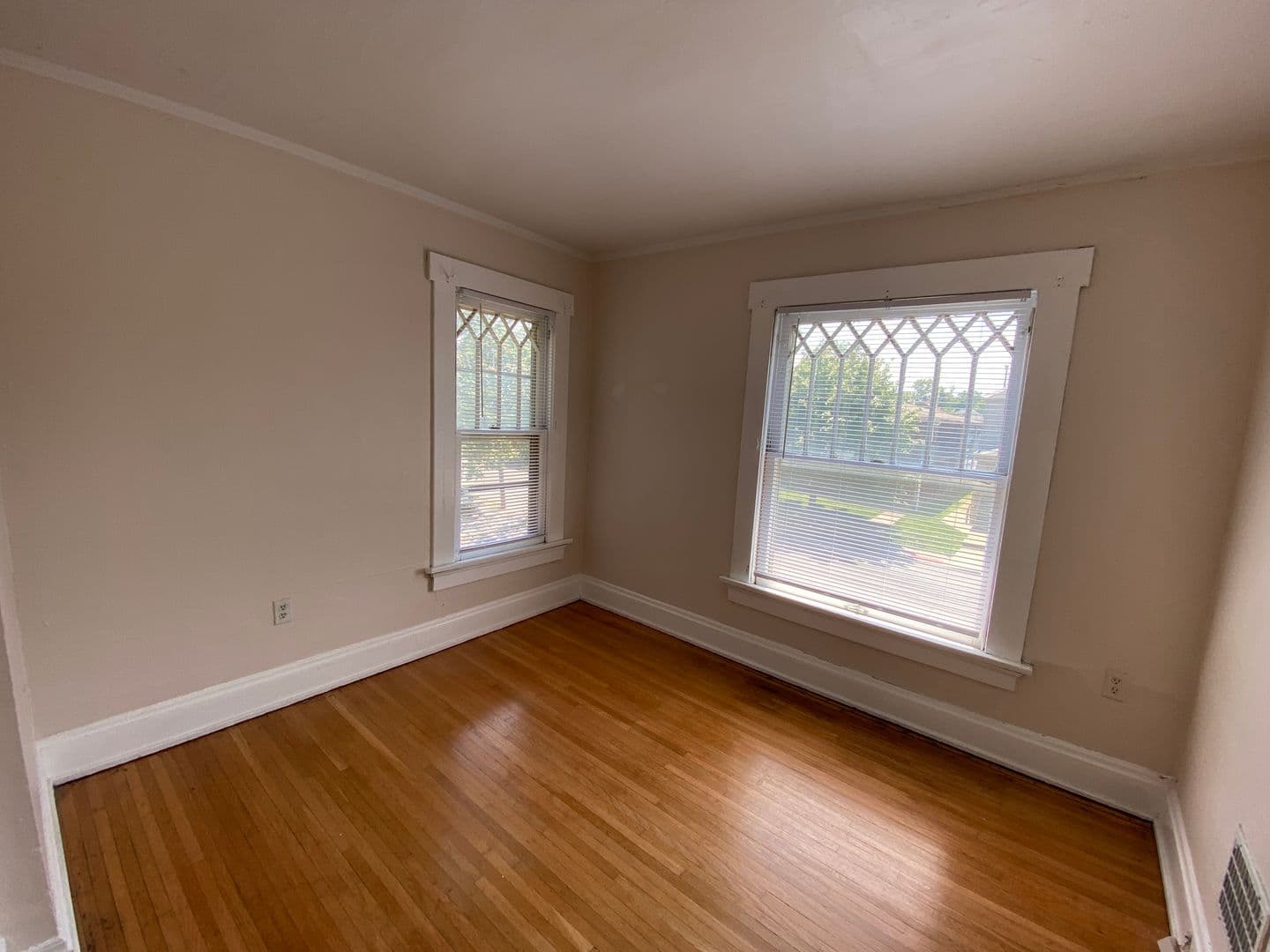 Columbus House: 124 E Norwich Ave