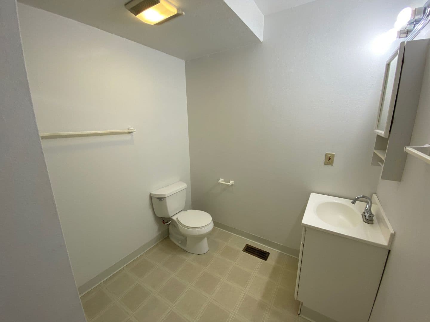Columbus Apartment: 32 W Norwich Ave