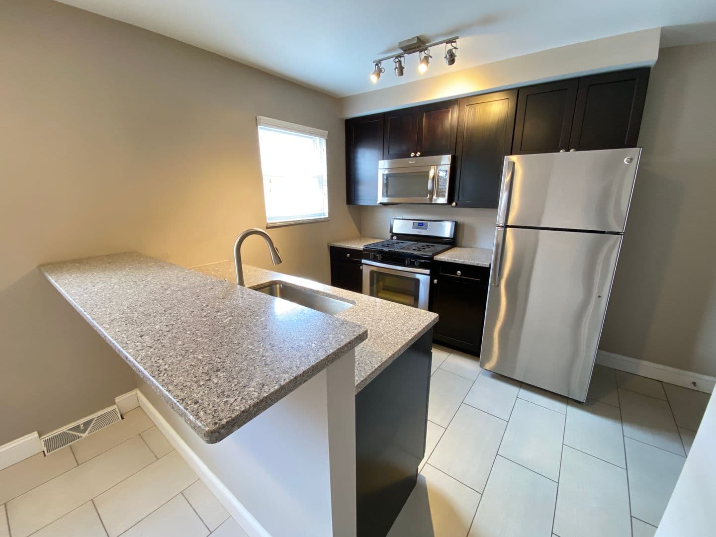Columbus Apartment: 1444-1466 Worthington St