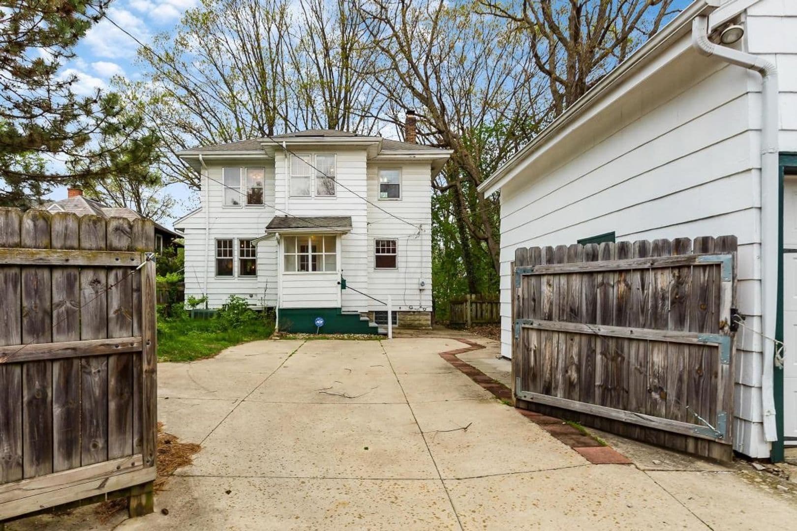 Columbus House: 2074 Iuka Ave