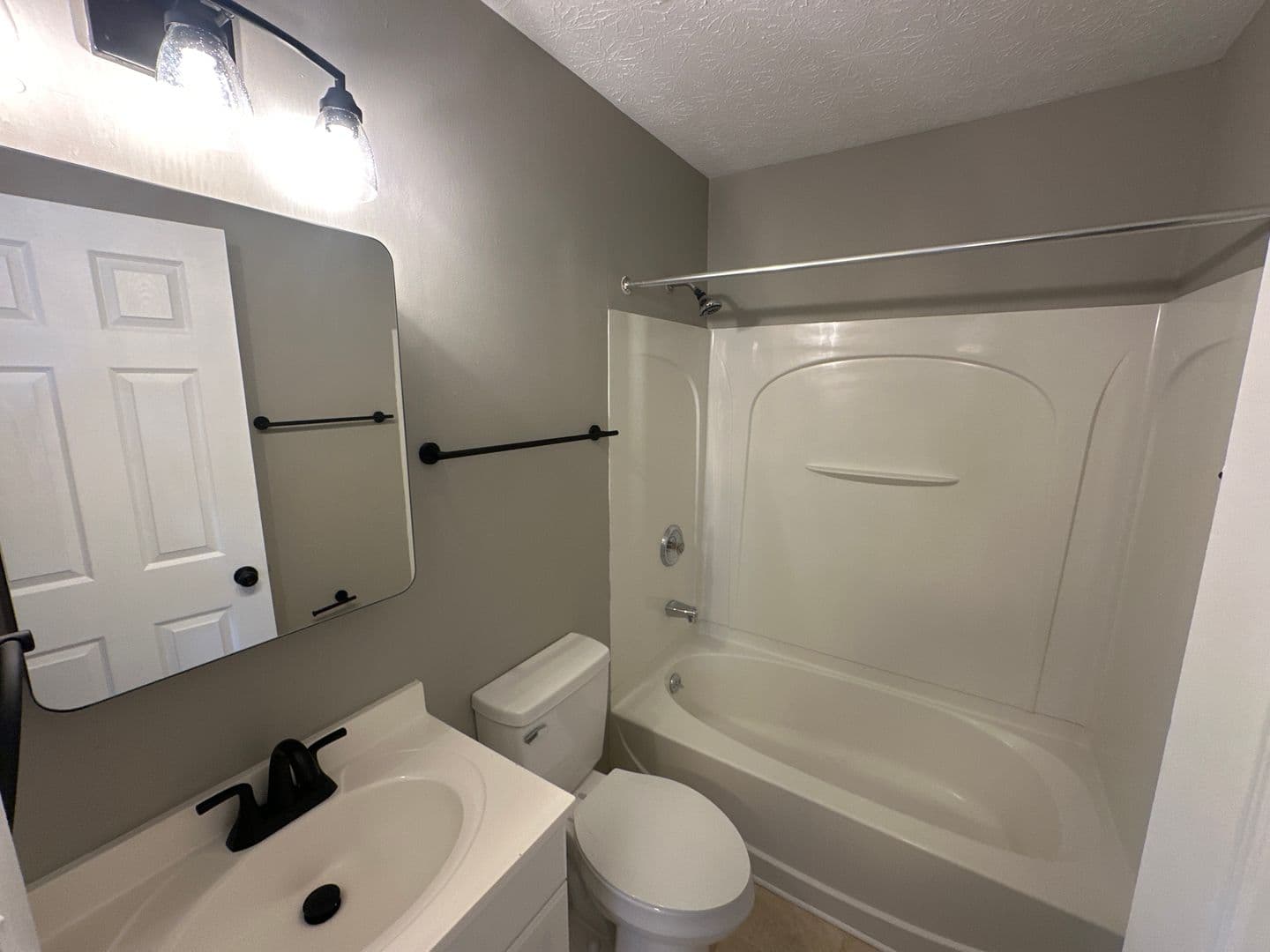 Columbus Apartment: 379 Wyandotte Ave