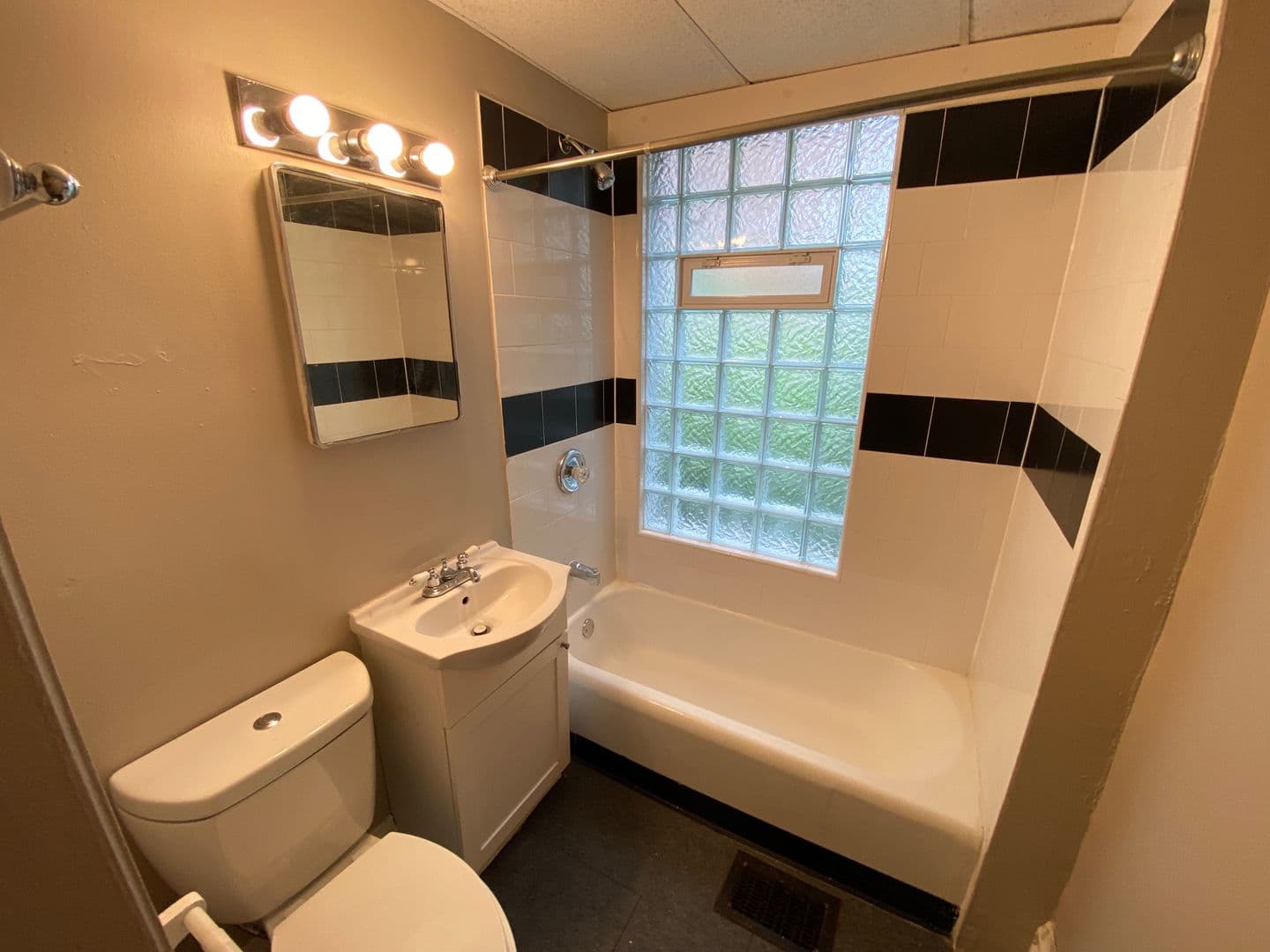Columbus Apartment: 323 E 18th Ave