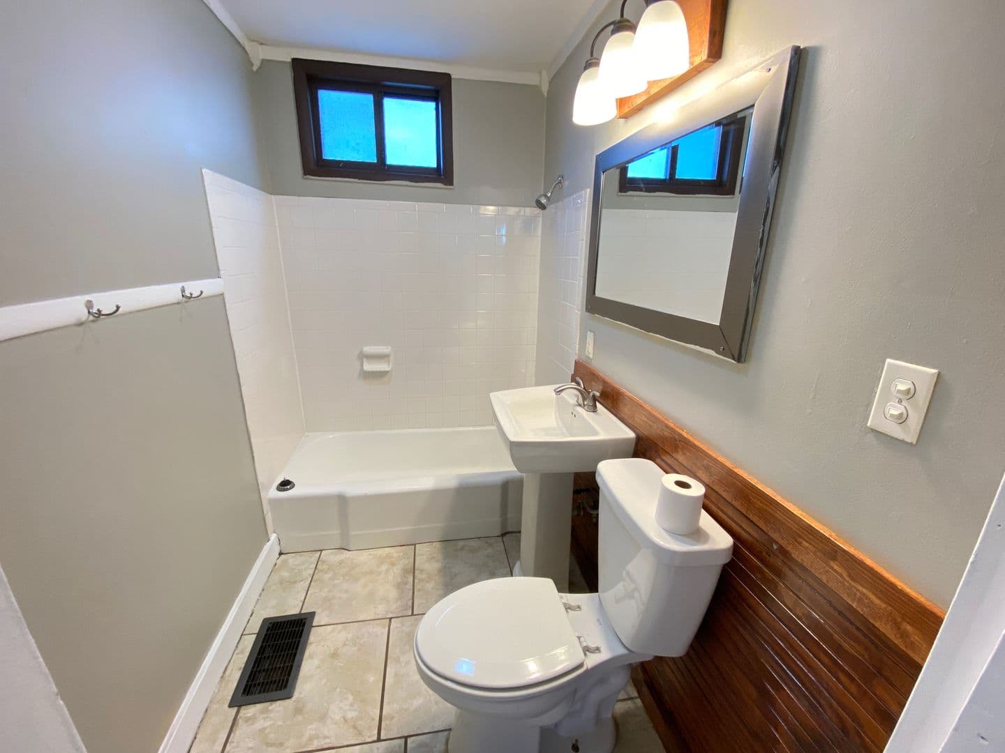 Columbus House: 400 E 17th Ave