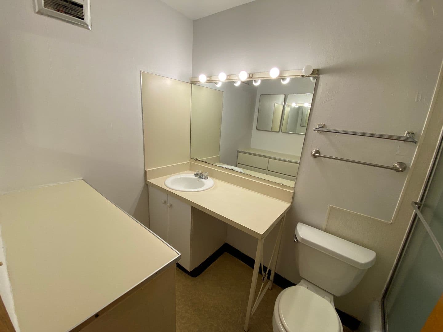 Columbus Apartment: 240-242 W 8th Ave