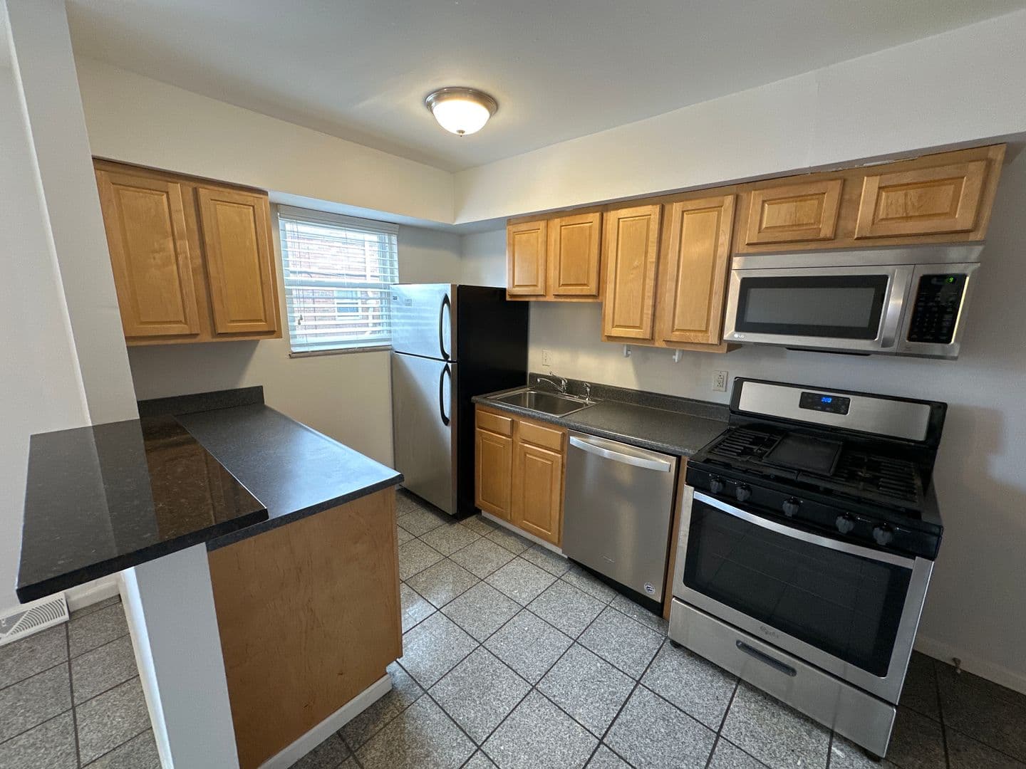Columbus Apartment: 1444-1466 Worthington St