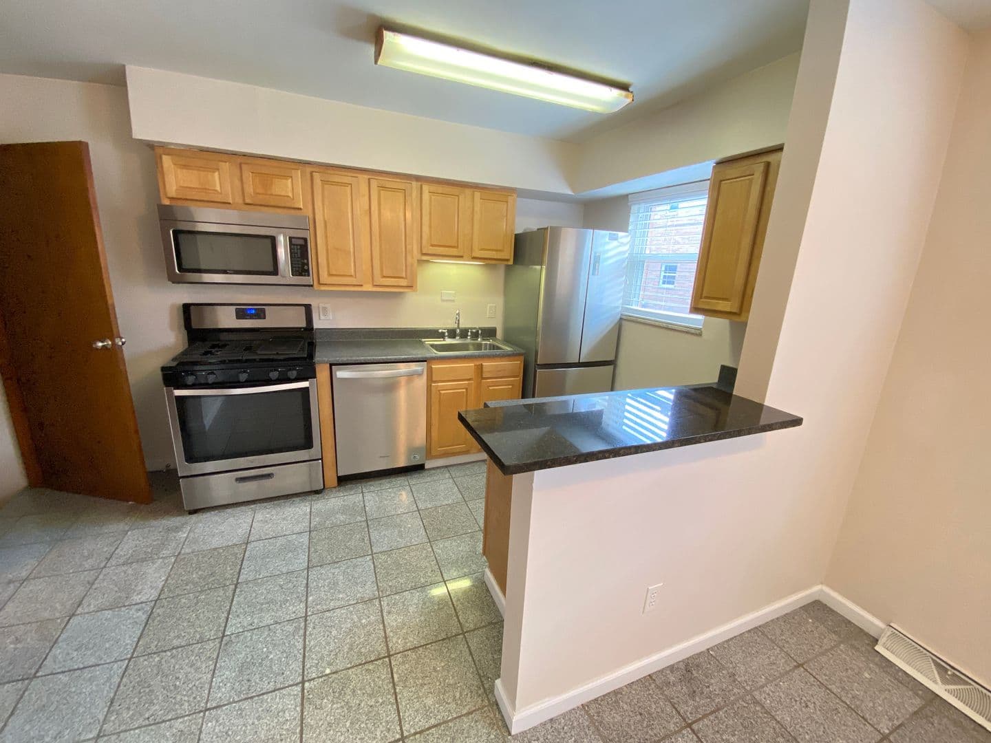 Columbus Apartment: 1444-1466 Worthington St