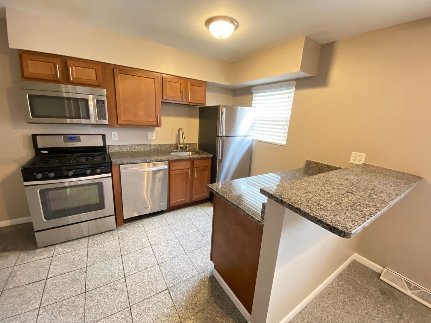 Columbus Apartment: 1444-1466 Worthington St