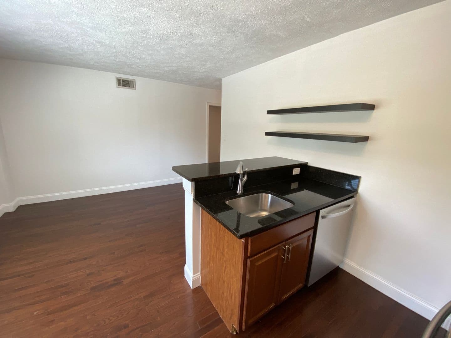 Columbus Apartment: 1944-1946 N High St