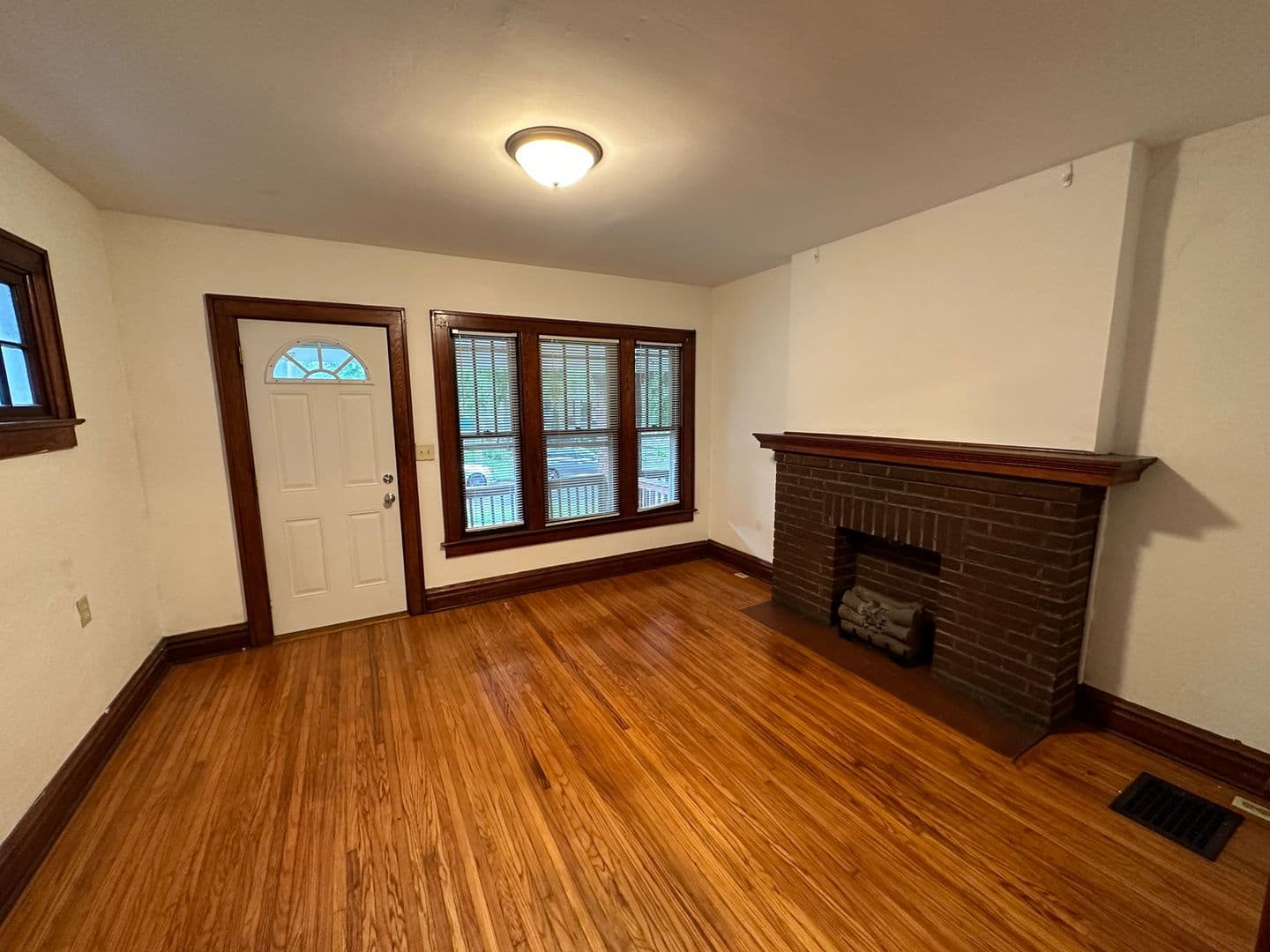 Columbus Apartment: 178 E Tompkins Ave