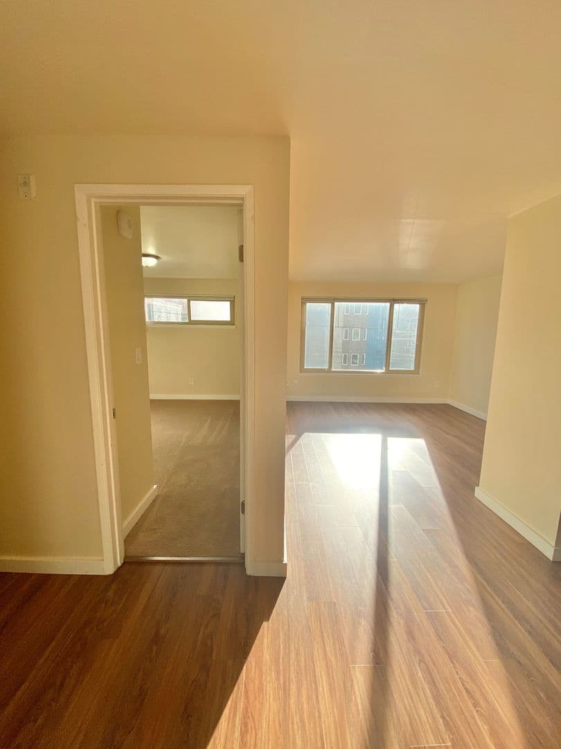 Seattle Apartment: 1700 Summit Avenue