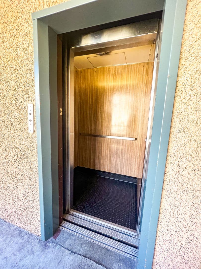 Seattle Apartment: 5233 15th Ave NE