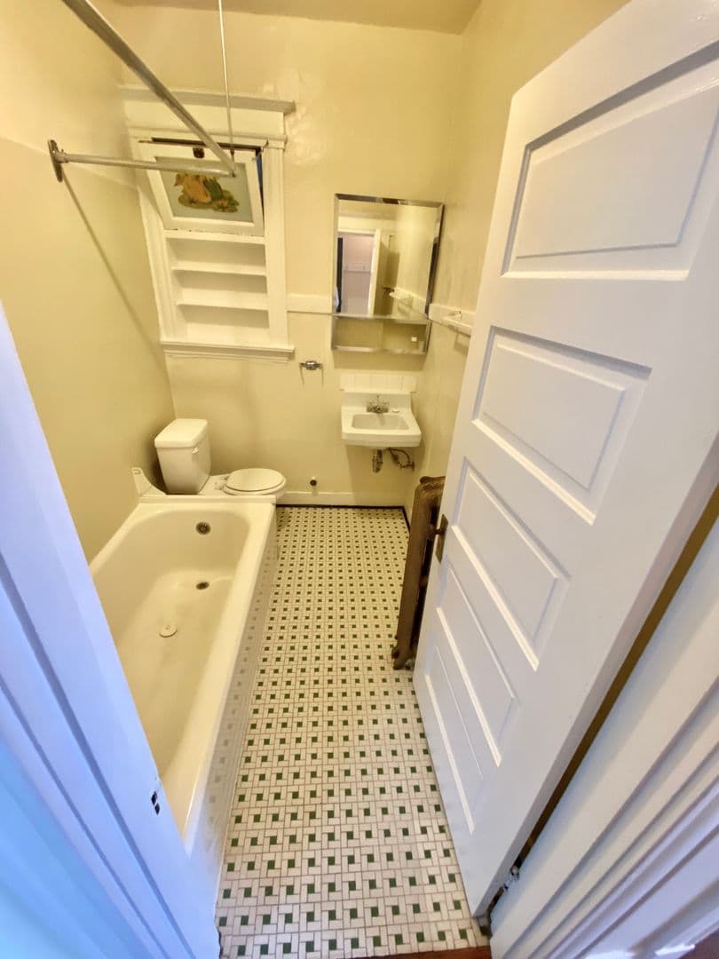 Seattle Apartment: 1615 15th Ave.