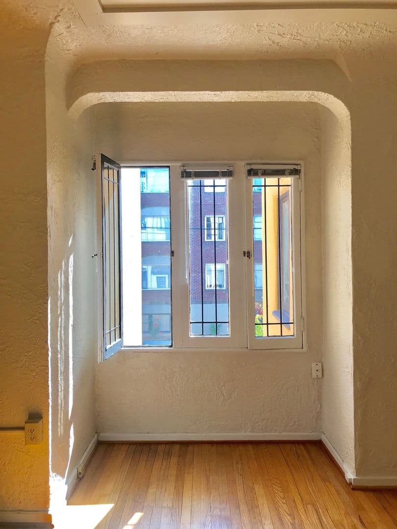 Seattle Apartment: 4515 Burke Ave. N.