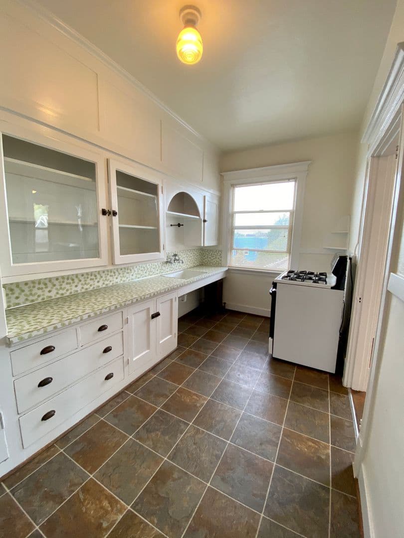 Seattle Apartment: 1615 15th Ave.