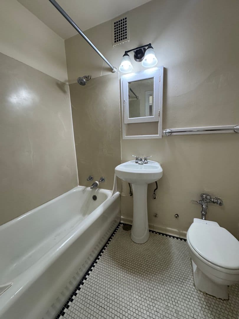 Seattle Apartment: 1420 Boren Ave
