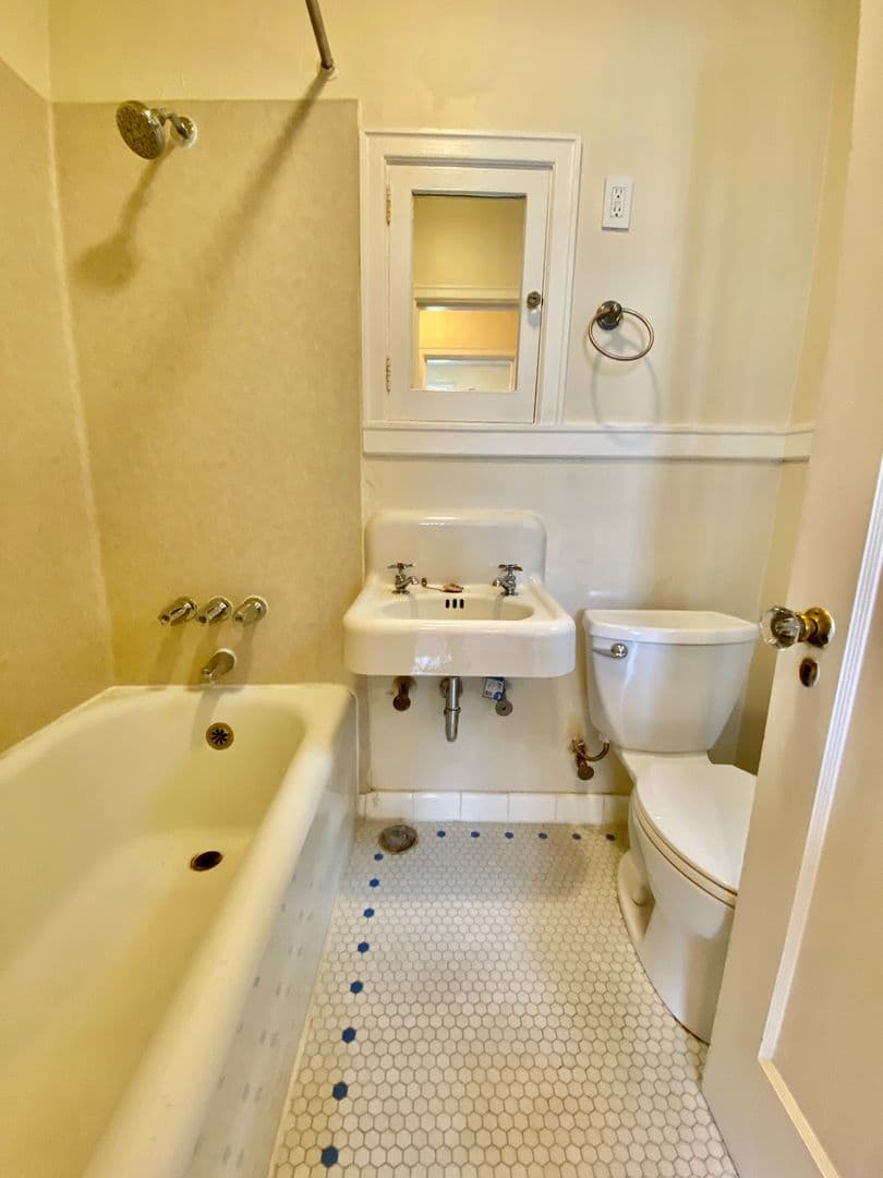 Seattle Apartment: 531 Malden Ave. E.