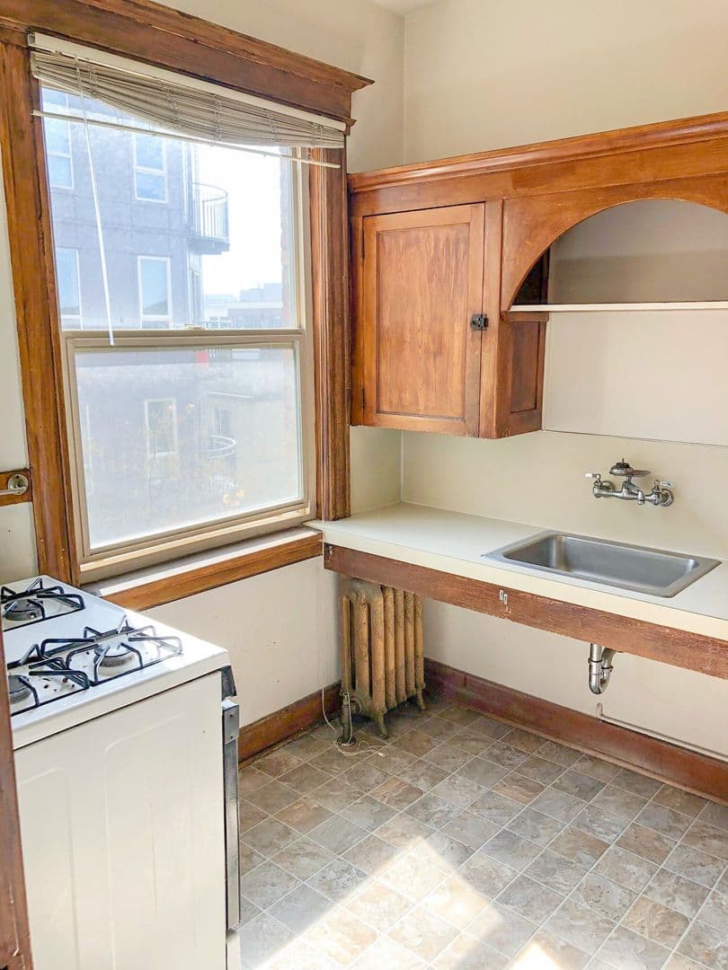 Seattle Apartment: 1615 15th Ave.