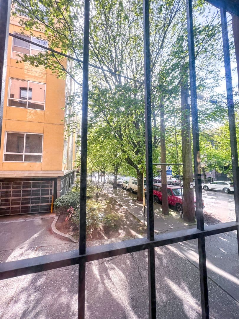 Seattle Apartment: 1215 Seneca St.