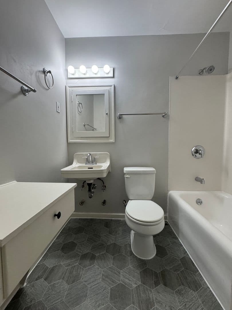 Seattle Apartment: 2318 California Ave SW