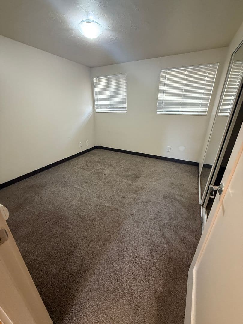 Seattle Apartment: 5233 15th Ave NE
